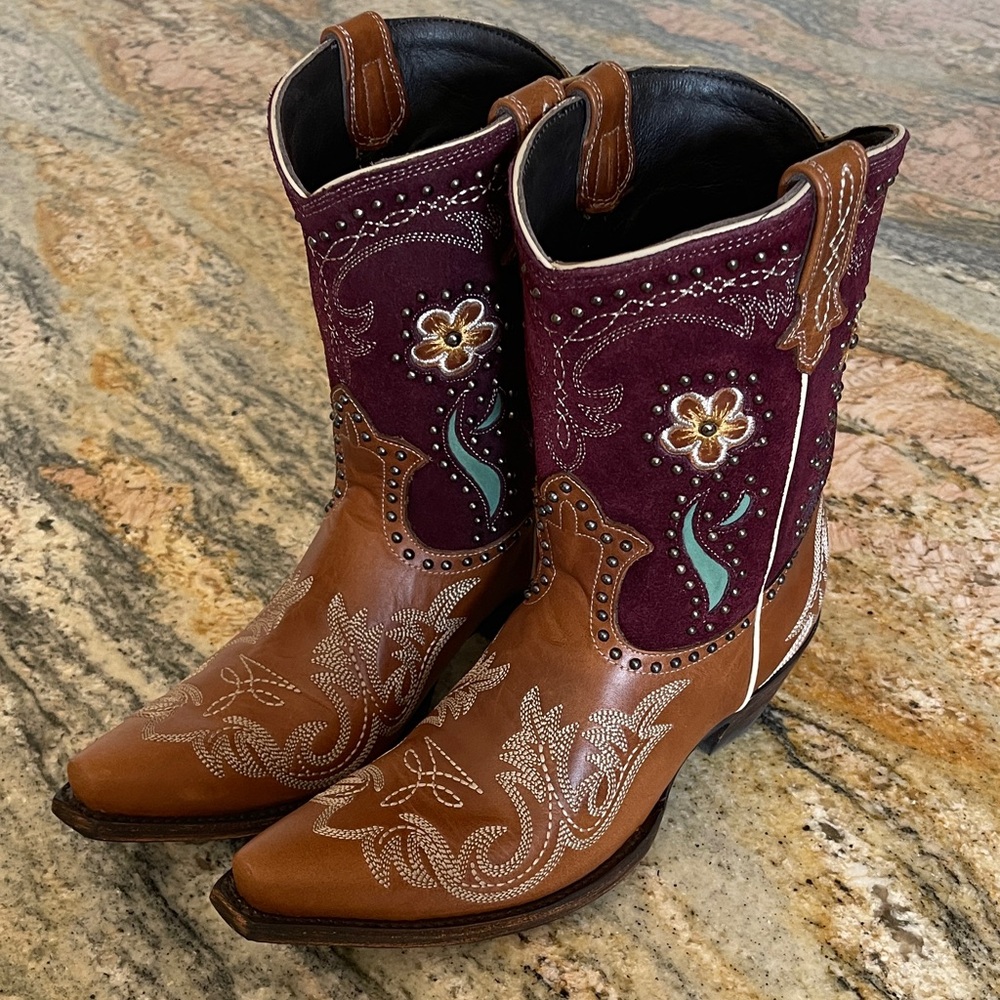 Double D Ranch ROUGHSTOCK Boots
NWB Size 8